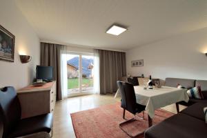 A television and/or entertainment centre at Ferienwohnungen Tiroler Alpenhof