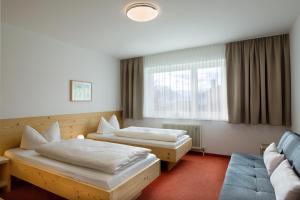 A bed or beds in a room at Ferienwohnungen Tiroler Alpenhof