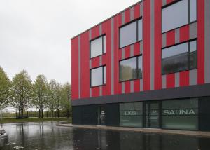 タリンにあるLKS Apartment 4の雨通り赤黒の建物