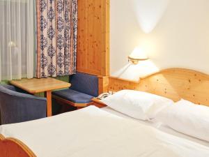 En eller flere senge i et værelse på Kinderhotel Stegerhof