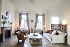 sala de estar con sofá y mesa de centro en Cap's House en Ghent