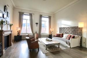 een woonkamer met een bank en een tafel bij Cap's House in Gent