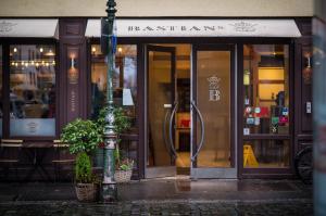 una puerta delantera de un restaurante con plantas delante en Altstadt Apartment Charly, en Düsseldorf