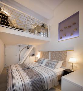 um quarto com um beliche e uma escada em Rooms N&M em Split