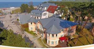 - une vue aérienne sur une grande maison dans l'établissement Strandvilla Alessandra, à Trassenheide