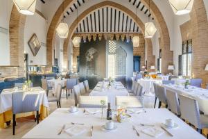 Reštaurácia alebo iné gastronomické zariadenie v ubytovaní Parador de Carmona