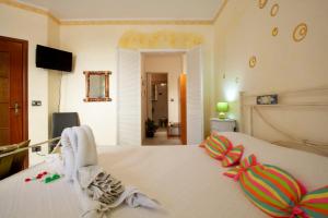 una camera da letto con un letto con asciugamani sopra di B&B Lety ad Alghero