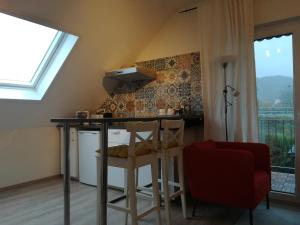 cocina con encimera y sillas en una habitación en Gästehaus Lavendel an der Mosel en Senheim