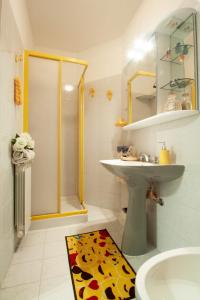 ein Bad mit einer Dusche, einem Waschbecken und einem WC in der Unterkunft B&B Lety in Alghero