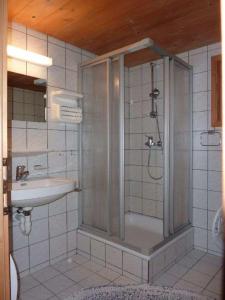 ザンクト・ガレンキルヒにあるAlpenchalet Garfreschaのバスルーム(シャワー、シンク付)