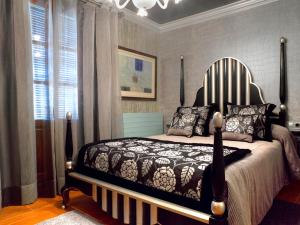 1 dormitorio con 1 cama grande con dosel en Casa Rural La Parra de Maribel, en Alquézar