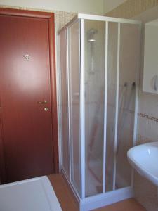 y baño con ducha y puerta de cristal. en Appartamento dal marinaio Filippo en Metaponto