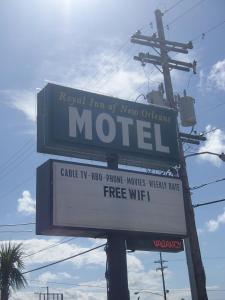 een bord voor een motel op een paal bij Royal Inn Of New Orleans in New Orleans