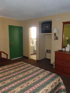 Posteľ alebo postele v izbe v ubytovaní Royal Inn Of New Orleans