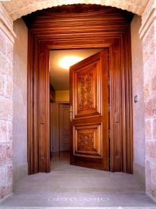 una puerta de madera en un pasillo de una casa en Casa Rural La Parra de Maribel, en Alquézar