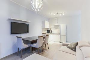 グダニスクにあるApartament z widokiem na rzekę Gdańsk Stare Miastoのソファとテーブルと椅子のあるリビングルーム