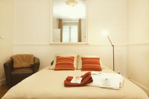 Ένα ή περισσότερα κρεβάτια σε δωμάτιο στο Studio Saint Sulpice