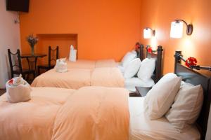 Łóżko lub łóżka w pokoju w obiekcie Hostal Qorichaska