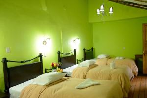 سرير أو أسرّة في غرفة في Hostal Qorichaska