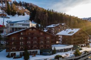 - une vue aérienne sur une station de ski dans les montagnes dans l'établissement Hôtel Chalet Royal, à Veysonnaz