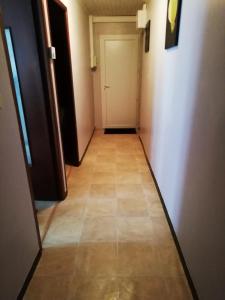 福爾米蓋雷的住宿－Résidence Llapasset，走廊上设有门,铺有瓷砖地板