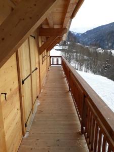 une promenade menant au balcon d'une cabine dans l'établissement La Bartavelle, à La Giettaz