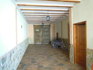 un pasillo con dos bicicletas estacionadas en un edificio en CASA RURAL LOS POCICOS, en San Carlos del Valle