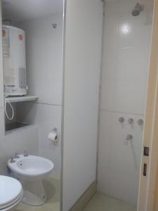 y baño con ducha, aseo y lavamanos. en COZY II DEPARTAMENTO EN PLENO CENTRO DE MENDOZA en Mendoza