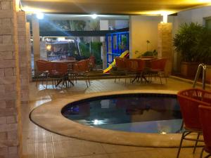 A piscina localizada em Hotel Morada do Sol ou nos arredores
