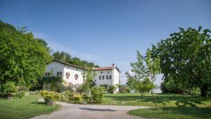 una casa en un campo con árboles y una carretera en La Collina delle Mignole, en Moruzzo