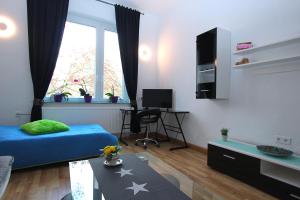 a living room with a bed and a window at Bothmers Eck in Hannover