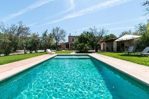 The swimming pool at or close to Country House Cadernera