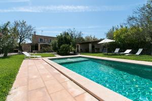 - une piscine avec des chaises et une maison dans l'établissement Country House Cadernera, à Búger