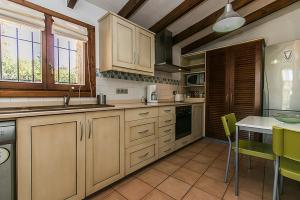 A kitchen or kitchenette at Country House Cadernera