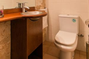A bathroom at Country House Cadernera