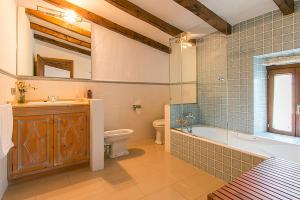 A bathroom at Country House Cadernera