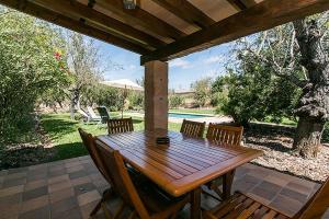 A garden outside Country House Cadernera