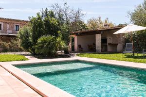 The swimming pool at or close to Country House Cadernera