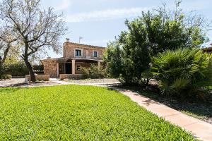 A garden outside Country House Cadernera