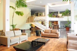 een lobby met banken en een trap met planten bij Intercity Manaus in Manaus