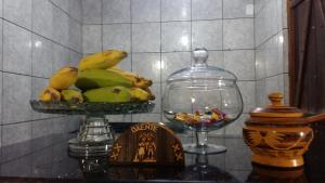 a bowl of bananas and a bowl of fruit on a table at Chalé Triunfo in Triunfo +12 photos