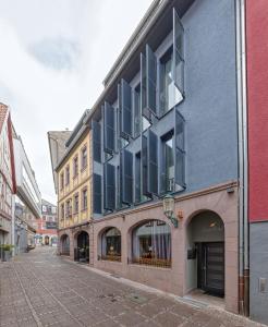 un edificio azul con ventanas en una calle en Apart Hotel Fulda en Fulda