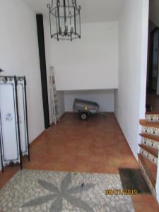 een lege kamer met een kamer met bagage bij CALLE CALVARIO 10 in Zufre