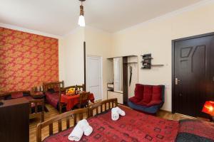 ein Hotelzimmer mit 2 Betten und einem Esszimmer in der Unterkunft Gis Guest House in Tbilisi City
