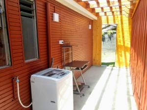 una lavadora fuera de una casa en Cabaña en Puerto Montt, en Puerto Montt