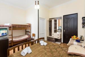 Kleines Zimmer mit 2 Etagenbetten und einem Tisch in der Unterkunft Gis Guest House in Tbilisi City