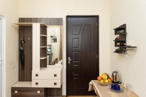 Pokój z drzwiami i stołem z owocami w obiekcie Gis Guest House w mieście Tbilisi City