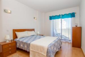 ポルティマンにあるApartamentos Turisticos Rocha Tower - MIのベッドルーム1室(ベッド1台、窓、椅子付)
