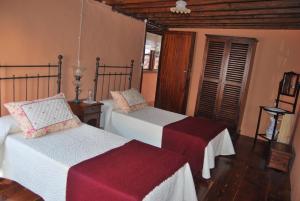 1 dormitorio con 2 camas en una habitación en LA CASITA DEL MUELLE, en Garachico