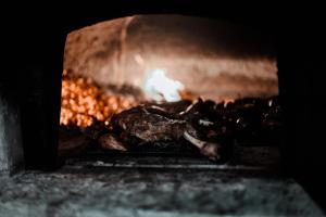 um forno com comida a cozinhar em Holmen Lofoten em Sorvagen